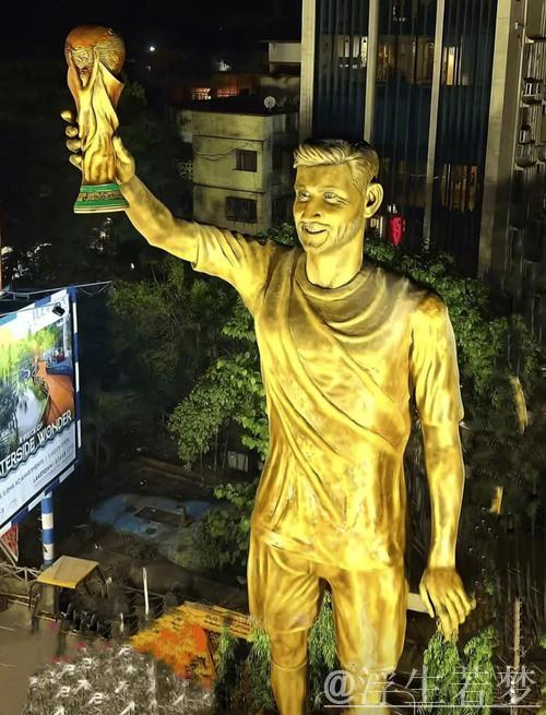 梅西印度行启程,加尔各答揭幕21米高捧杯雕像 梅西印度行启程,加尔各答揭幕21米高捧杯雕像