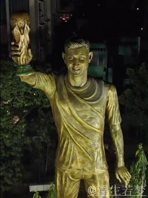 梅西印度行启程,加尔各答揭幕21米高捧杯雕像 梅西印度行启程,加尔各答揭幕21米高捧杯雕像